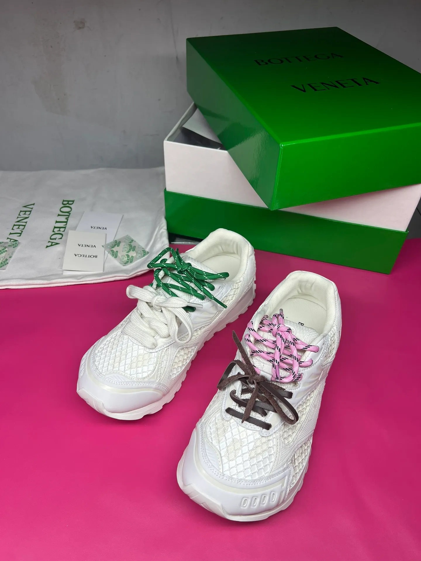 👟👟Ex-factory price 600👟👟 Men's size +10 Real photos 🔥🔥BV Orbit sneakers Wang Yibo's same style couple's dad shoes Runner sneakers, made of lightweight technical mesh fabric. Matched with geometric pattern designed rubber outsole, Wang Zha series high version. Look for the package technology. It is actually a lot taller, but the legs are still slim. Very nice, playable and durable. Matched to the standard💯 Package shoe technology. Look for the high version. The outsole is made of color-blocked TPU outsole. Women's model 35 36 37 38 39 40 41 42 (40 41 42 43 44 45 customized) (Customer logo can be accepted without refund or exchange at a favorable price) Equipped with original packaging